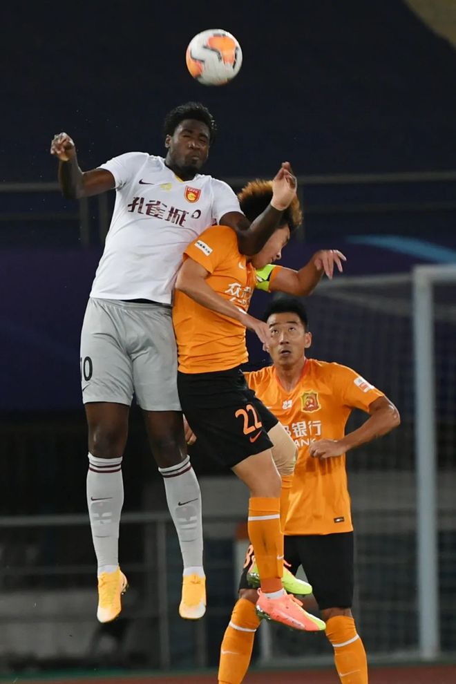 南宫娱乐-羽毛球锦标赛上演强强对话，岭南犀牛队翻盘岭东飞鹰队，战术调整见效；禁区内连续解围(中国羽毛球锦标赛2024)