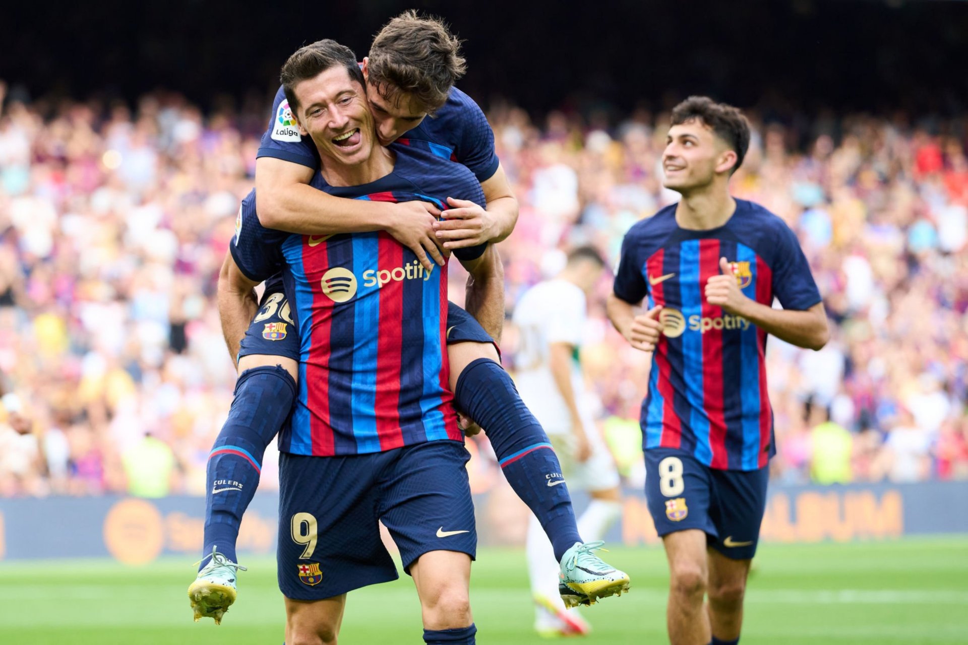 包含莱万多夫斯基迎来十赛季出色发挥，德国队观众热烈欢呼！比赛高潮迭起的词条