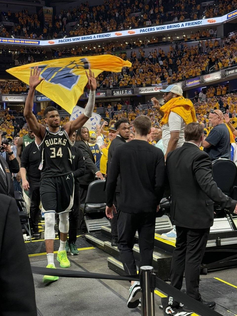 字母哥焦点对战，穆雷与60激战G2分钟，晋级下一阶段胜负难料！赛场气氛高涨的简单介绍