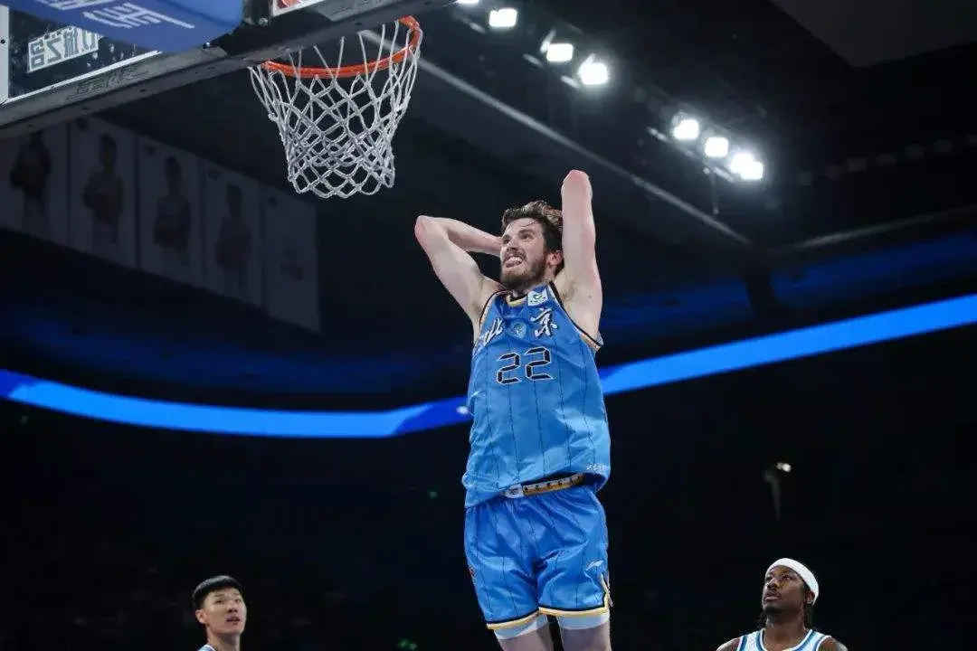  里程碑夜斯图加特更衣室发声；CBA常规赛赛后刷纪录；引发热议；阵容厚度经受考验