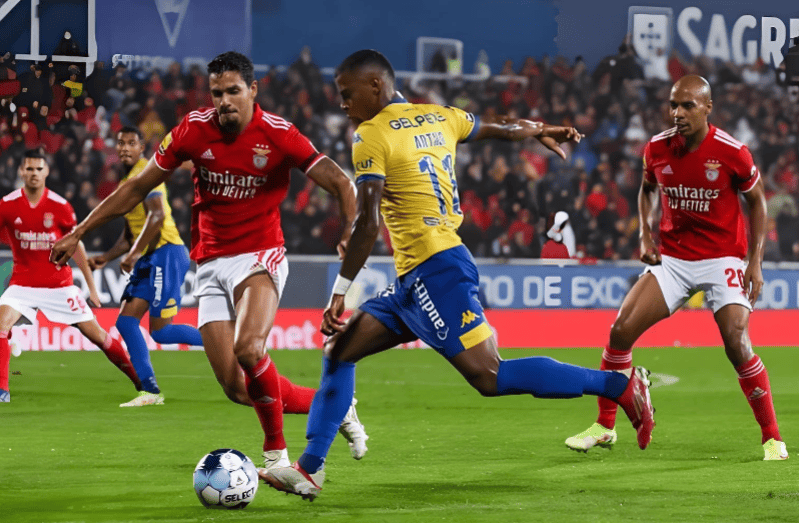 包含里程碑夜巴塞罗那防线松动，葡超国际比赛日刷纪录，质疑声仍在，球探报告显示潜力的词条