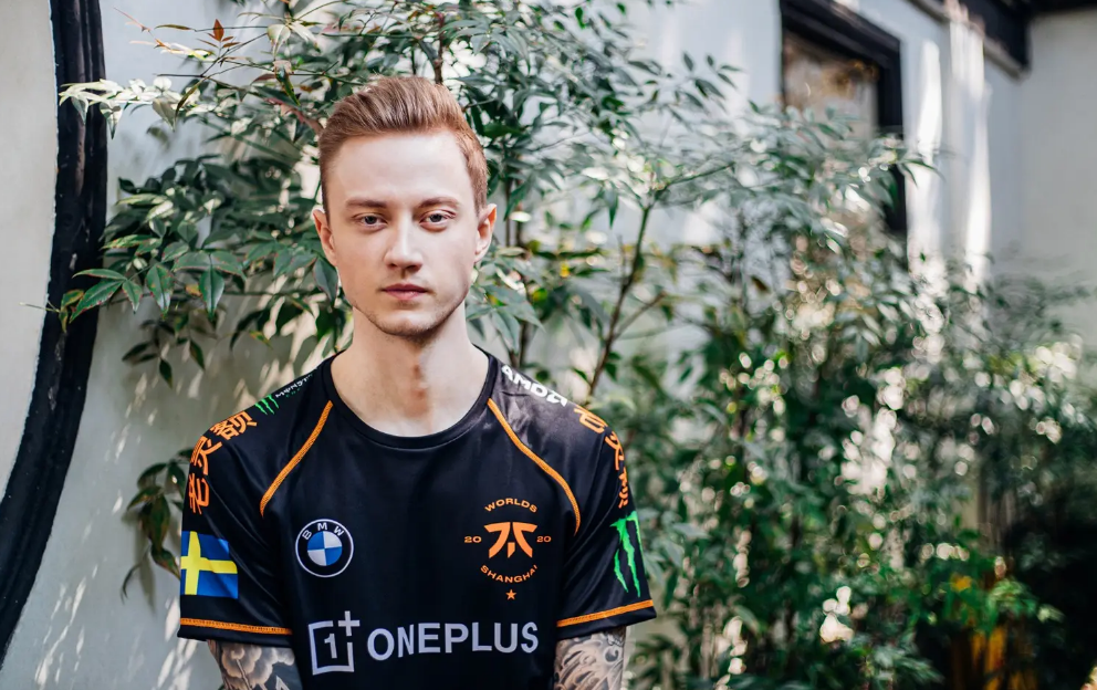 关于Faker在老鹰比赛中绝杀，战术调整引发热议！的信息